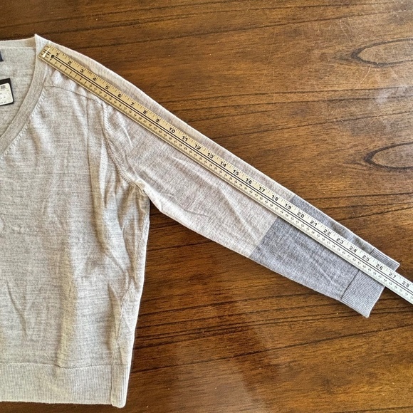 Club Monaco Zaydie 100% wool v-neck colour block sleeves sweater size L - Picture 11 of 12